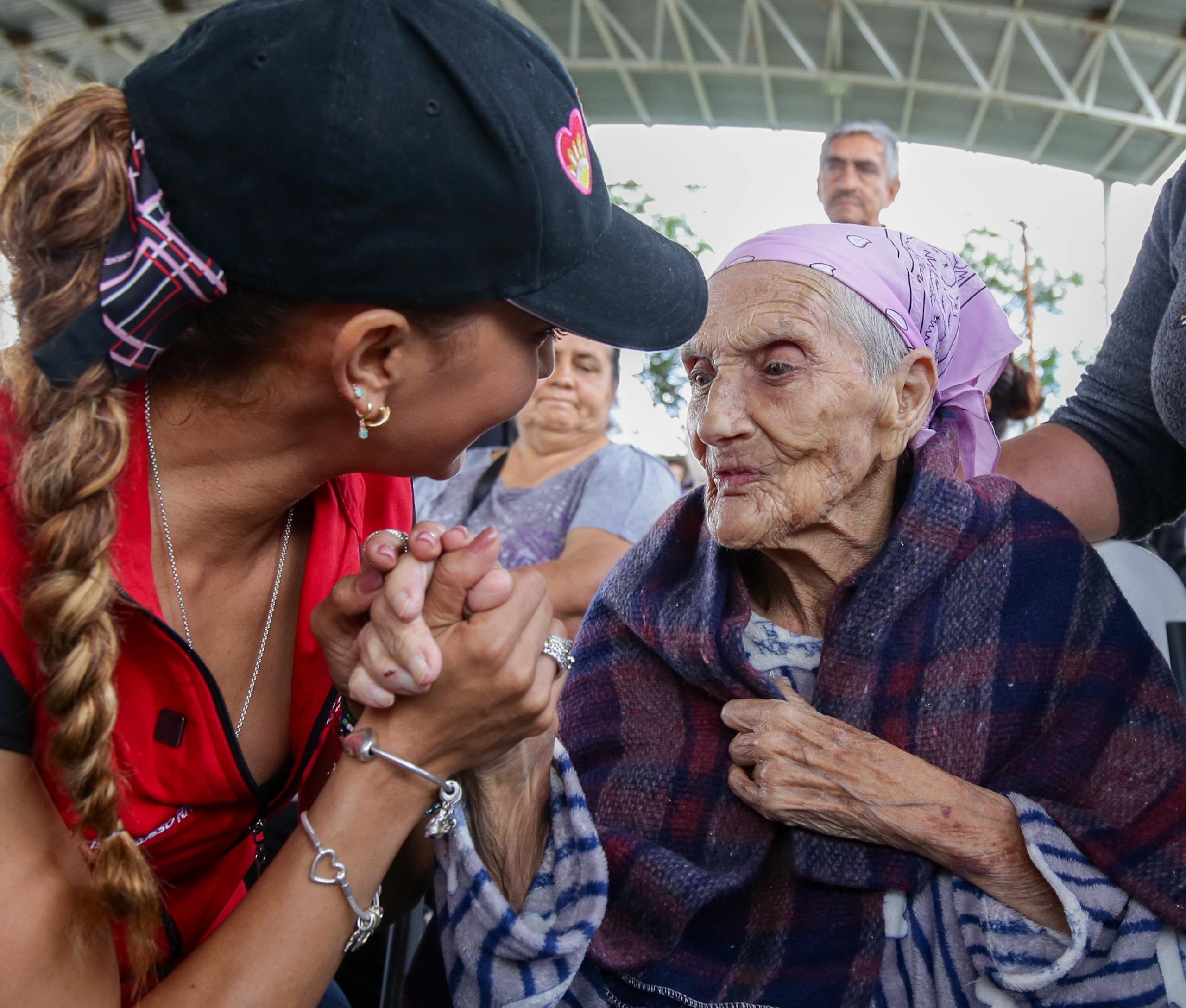 Marisol Rosso lleva ayuda a familias afectadas por lluvias en La Palestina, Santiago Papasquiaro