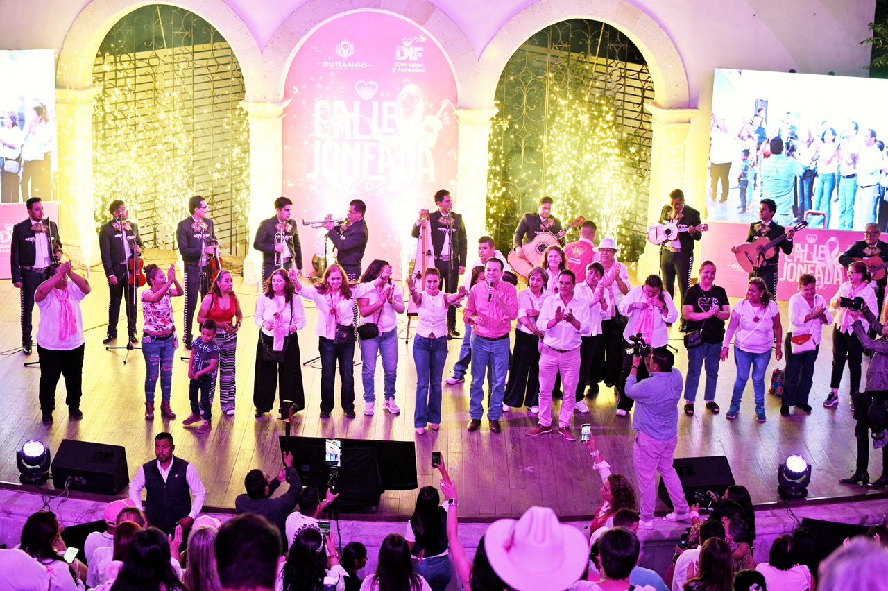 Con música y cultura, tradicional Callejoneada Rosa lleva esperanza y prevención del cáncer de mama