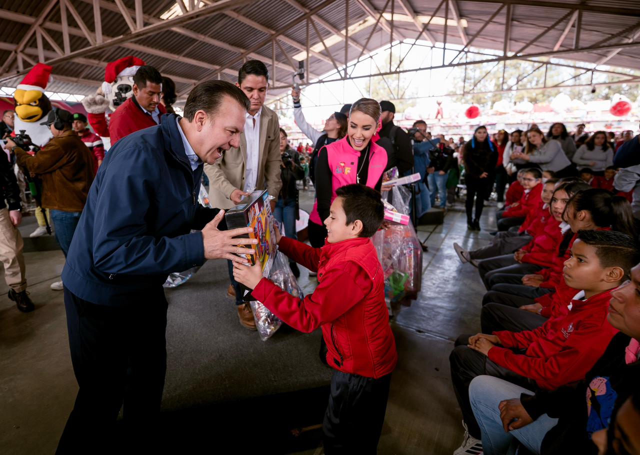 Arrancan Marisol y Esteban entrega de 300 mil juguetes y aguinaldos para niñas y niños de todo el estado con Navidad desde el Corazón