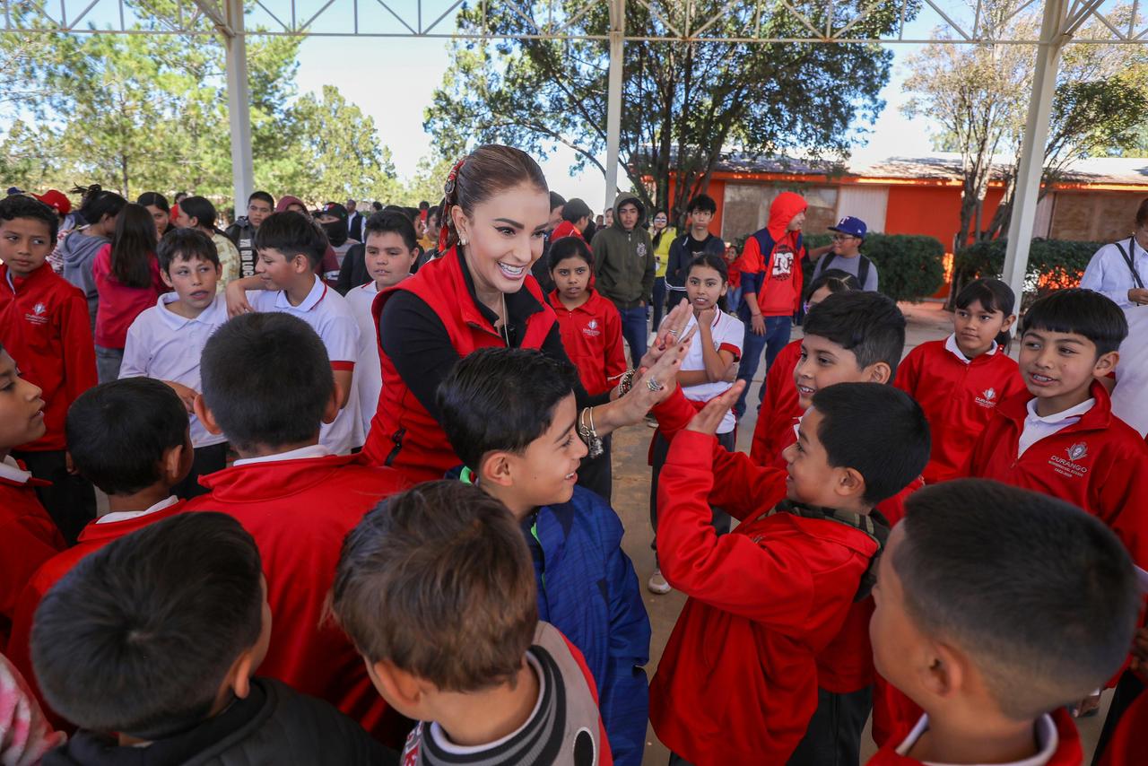 Marisol Rosso lleva juguetes y alegría navideña a niñas y niños de Cuencamé con la Ruta de las Sonrisas