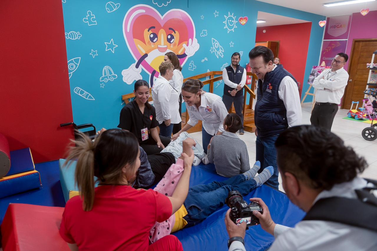 El activista Troy Brewer reconoce trabajo de Esteban Villegas y Marisol Rosso por proteger a niñas y niños en la Casa Hogar del DIF
