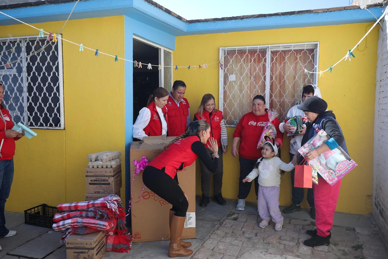 Marisol Rosso llegó a los hogares de trabajadoras del DIF para agradecer su trabajo y compartir la Navidad