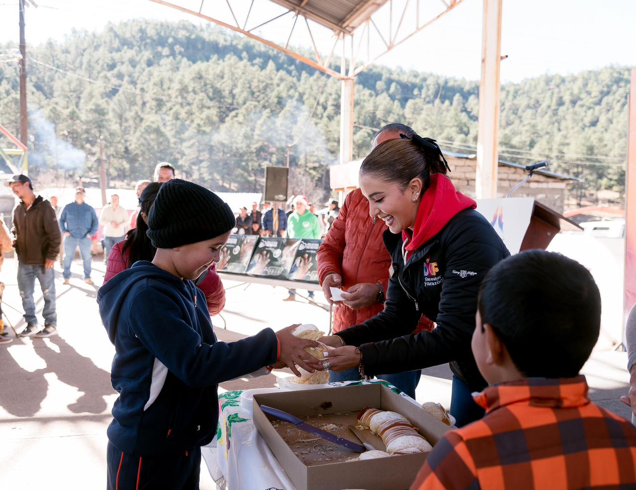 Lleva Marisol Rosso la Ruta de las Sonrisas a La Rosilla para apoyar a familias de la zona más fría del país